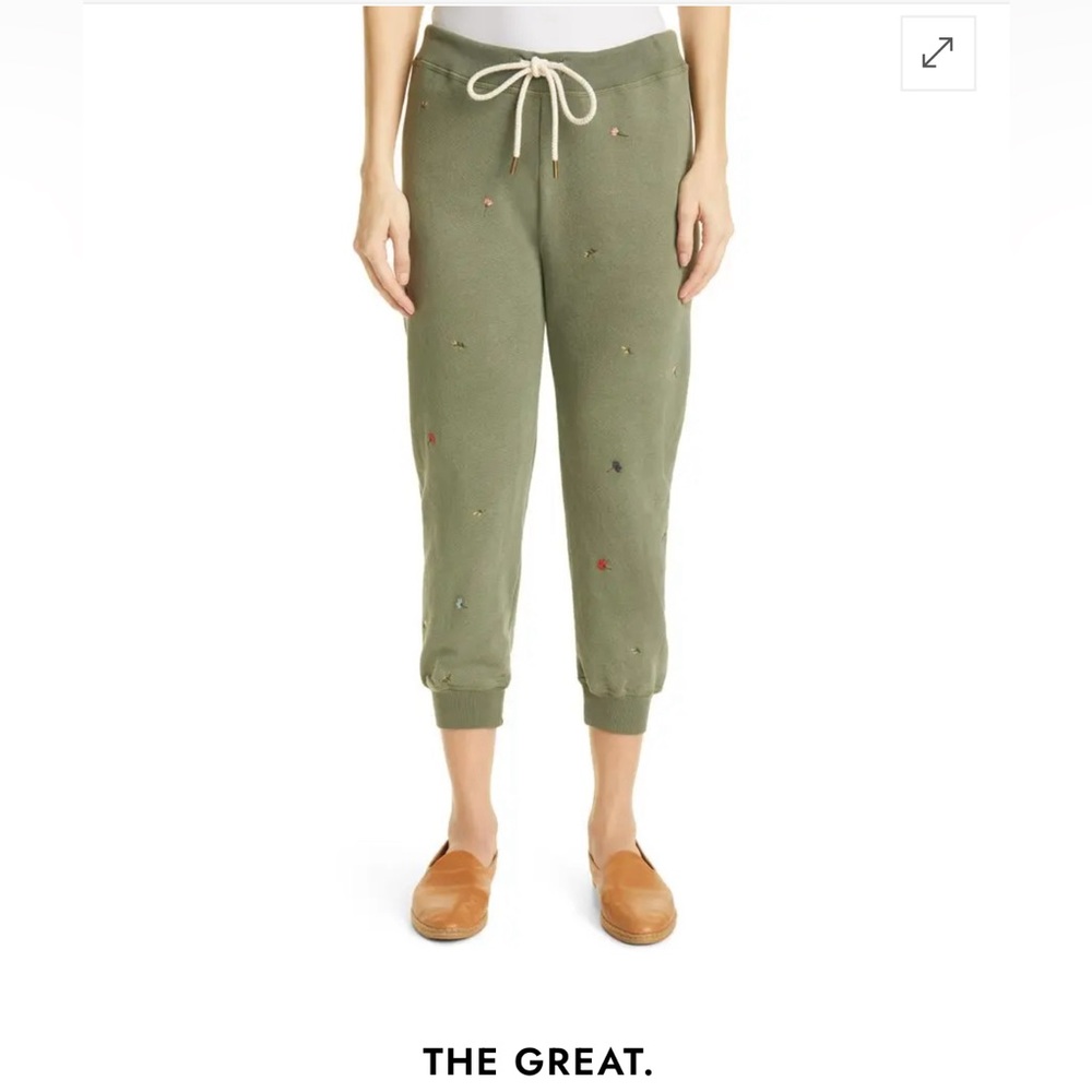 THE GREAT. The Cropped Sweatpants With Tossed Floral Embroidery in Army Sz-3 = L